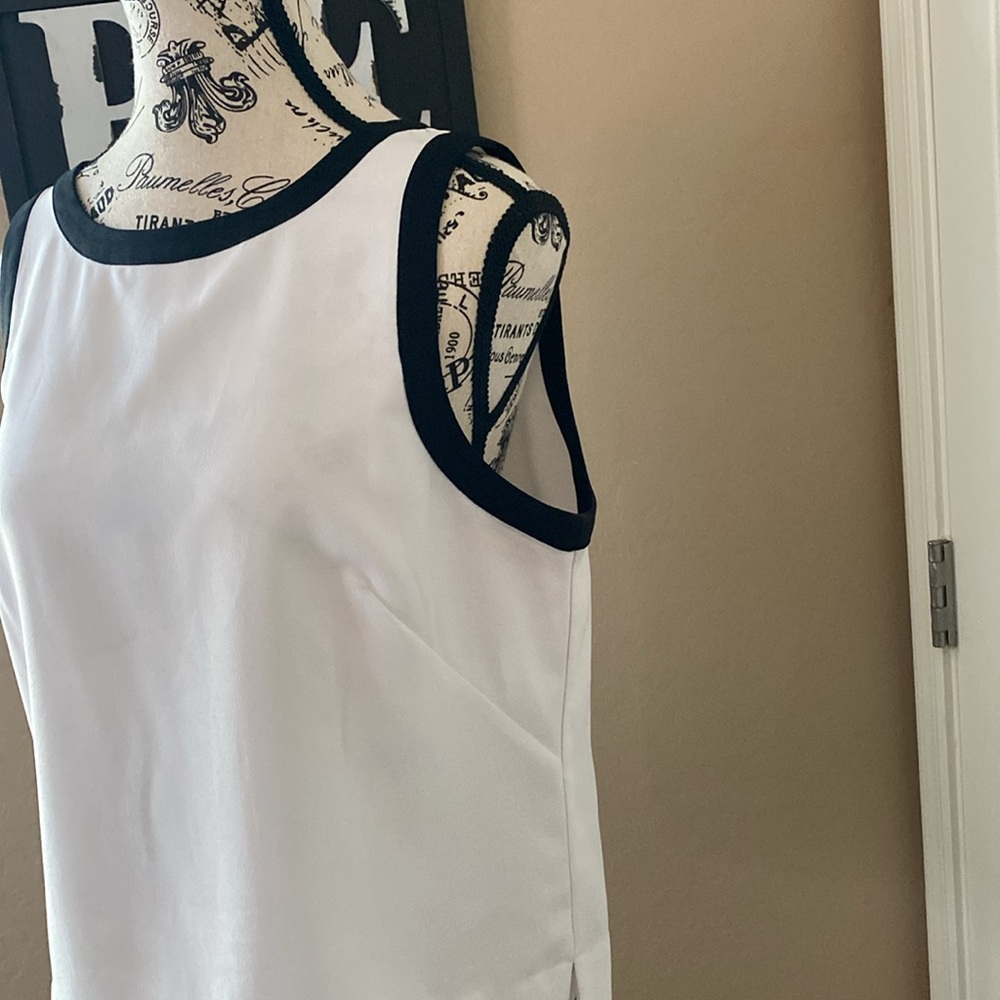 White House Black Market - Black & White Crop Dressy Blouse w/ Zipper Back 🖤🤍 - Picture 2 of 6